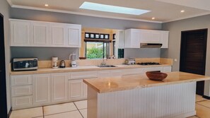 Réfrigérateur, micro-ondes, grille-pain, tables à manger