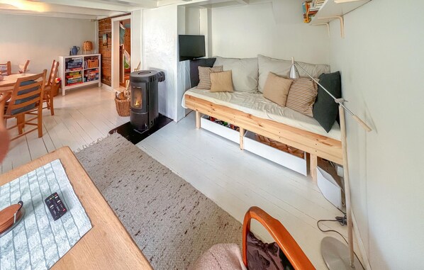 Fireplace - 2 bedroom gorgeous home in Grimstad (Grimstad)