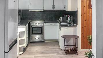 Jääkaappi, uuni, liesi, astianpesukone