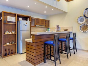 Kühlschrank, Mikrowelle, Herdplatte, Wasserkocher mit Kaffee-/Teezubehör