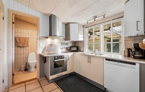 Kjøleskap, ovn, kokeplater og oppvaskmaskin