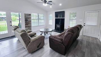 Smart TV, fireplace