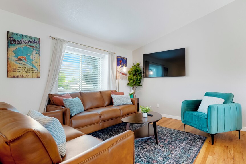Stylish 4br Retreat - Hot Tub, Game Room & Modern Comforts - Arvada, CO