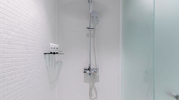 Chambre Supérieure avec lits jumeaux, plusieurs lits, vue ville | Douche de la salle de bain