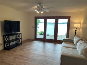 Una Smart TV, una chimenea