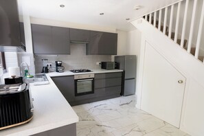 Frigorífico, microondas, horno y placa de cocina