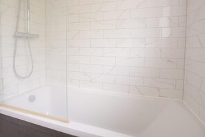 Shower, hair dryer, towels - Everglades Hideaway in Gillingham (Gillingham)