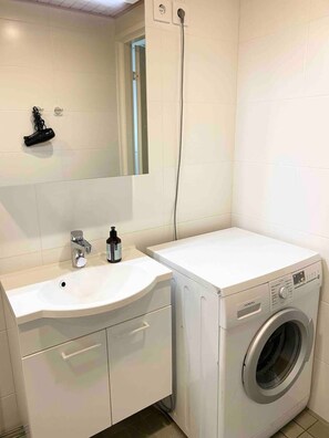 Hårføner, håndklær og toalettpapir