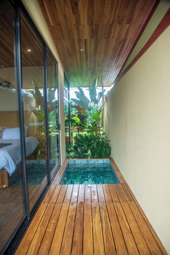 Scenic 1-bedroom Villa with private Hot Tub, AC, and WiFi