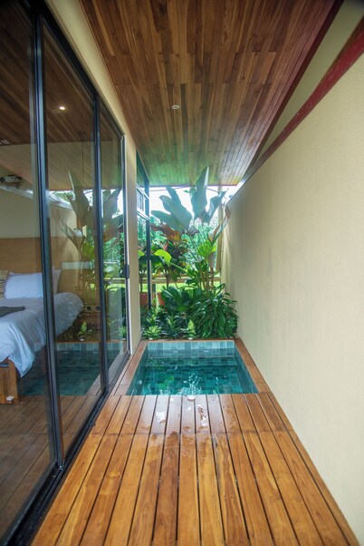 Scenic 1-bedroom Villa with private Hot Tub, AC, and WiFi