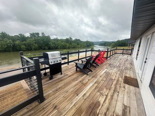 CURRENT RIVER CABIN 3-bedroom home in Van Buren on Current River.. brand new!