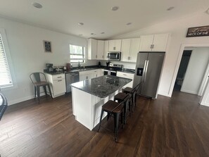 Micro-ondes, four, plaque de cuisson, lave-vaisselle