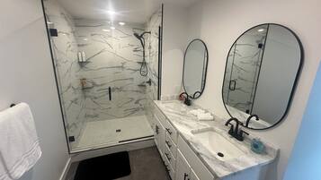 Dusche, Handtücher, Seife, Toilettenpapier