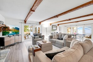 TV connectée, cheminée, table de tennis de table