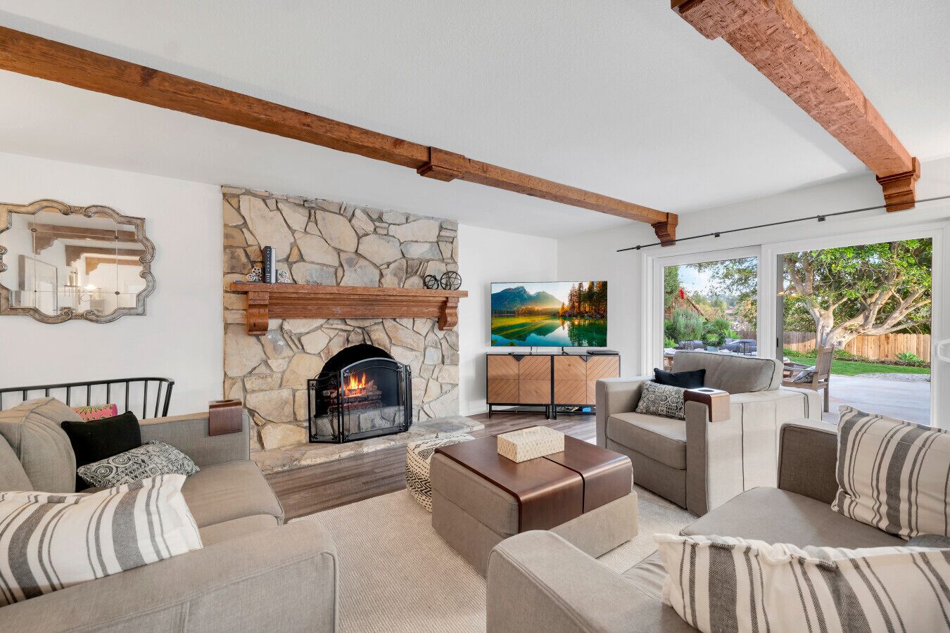 スマートテレビ、暖炉、卓球台