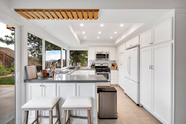 Réfrigérateur, micro-ondes, four, plaque de cuisson