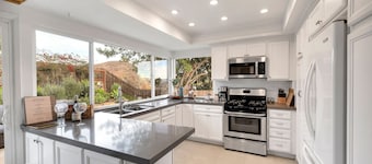4BR, 2Ba, View, Jacuzzi, Pool Table, Ping Pong, Smart TVs