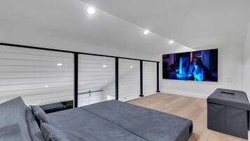 4 bedrooms, desk, iron/ironing board, travel crib