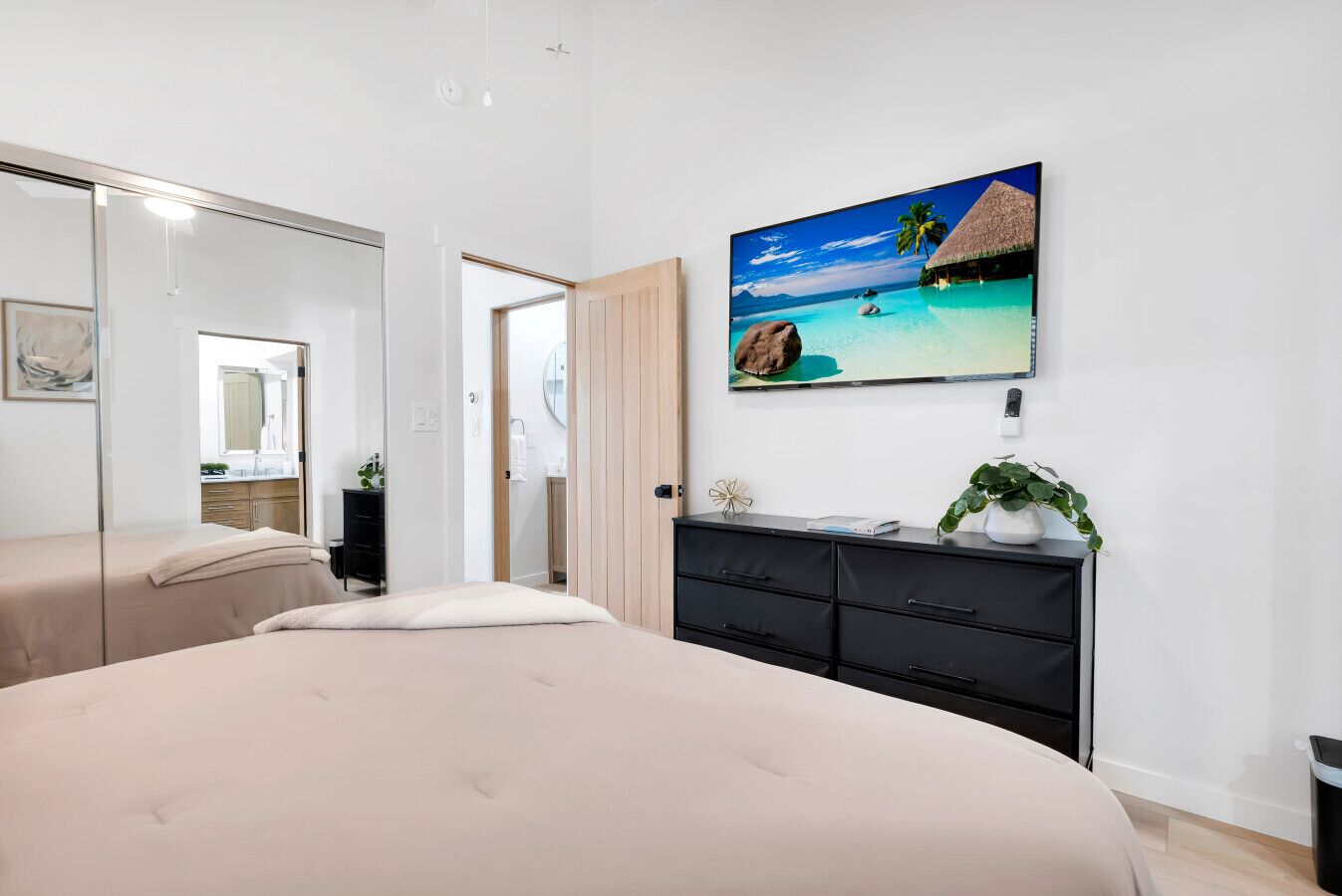 4 soverom, skrivebord, strykejern/-brett og reiseseng for barn