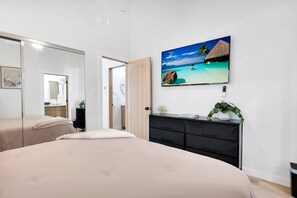 4 slaapkamers, een bureau, een strijkplank/strijkijzer, reisbedje