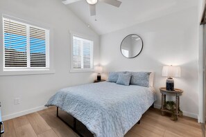 4 makuuhuonetta, työpöytä, silitysrauta/-lauta, vauvan matkasänky