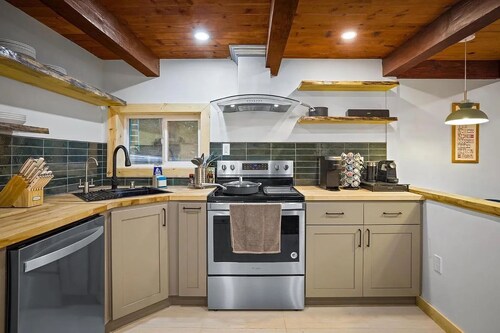 Stay at 4K – Modern Forest Cabin w/ Deck, Firepit & EV Charging in Arnold.