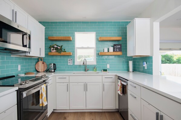 Fridge, microwave, oven, stovetop - Home in Clearwater - Cozy 2BR/2BA Retreat (Clearwater)