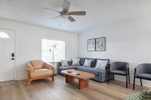 Smart TV, table football, computer monitors - Home in Clearwater - Cozy 2BR/2BA Retreat (Clearwater)