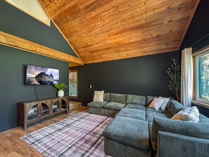 Smart TV y chimenea 