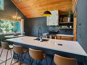 Fridge, microwave, oven, stovetop - Downtown McCall Retreat – 4 Bed, 3 Bath Walkable Gem (McCall)