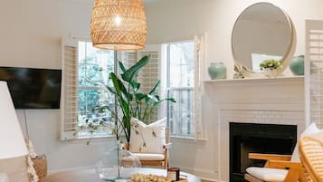 Smart TV, chimenea y libros