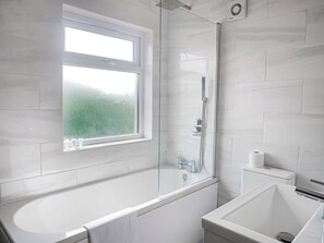 Shower, hair dryer, towels - Spacious 6 Bedroom House in Bexleyheath (Bexleyheath)