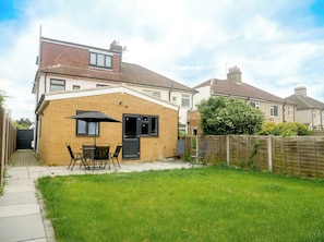 Outdoor dining - Spacious 6 Bedroom House in Bexleyheath (Bexleyheath)