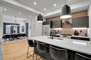 冷蔵庫、電子レンジ、オーブン、コンロ