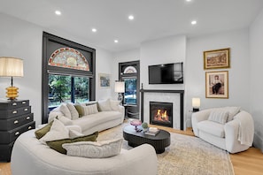 Smart TV y chimenea 