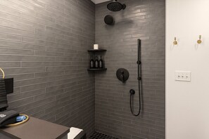 Ducha, secador de pelo, toallas, shampoo
