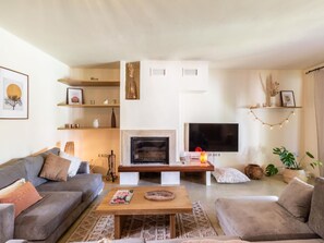 TV, fireplace - Beautiful house with pool in the heart of the Lecrín Valley (Restábal)