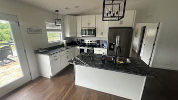 Een magnetron, een oven, een kookplaat, een vaatwasser