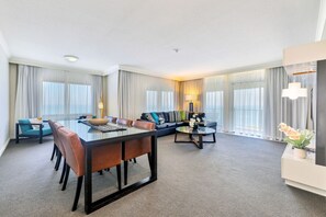 Smart TV - 2-Bedroom Penthouse Retreat | Water Views, Pool & Balcony (Darwin City)