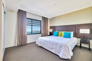 2 bedrooms, desk, iron/ironing board, free WiFi - 2-Bedroom Penthouse Retreat | Water Views, Pool & Balcony (Darwin City)