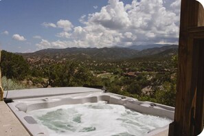 A hot tub with a mountainous landscape view. - Pulitzer Hillside Retreat - Hot Tub - Valley Views - Near Plaza & Ski Santa Fe (Santa Fe)