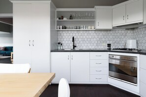 Een koelkast, een magnetron, een oven, een kookplaat