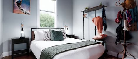 2 bedrooms, desk, iron/ironing board, WiFi