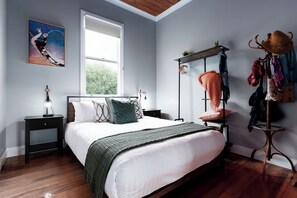 2 habitaciones, escritorio, tabla de planchar con plancha y wifi 