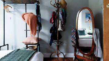 2 bedrooms, desk, iron/ironing board, WiFi