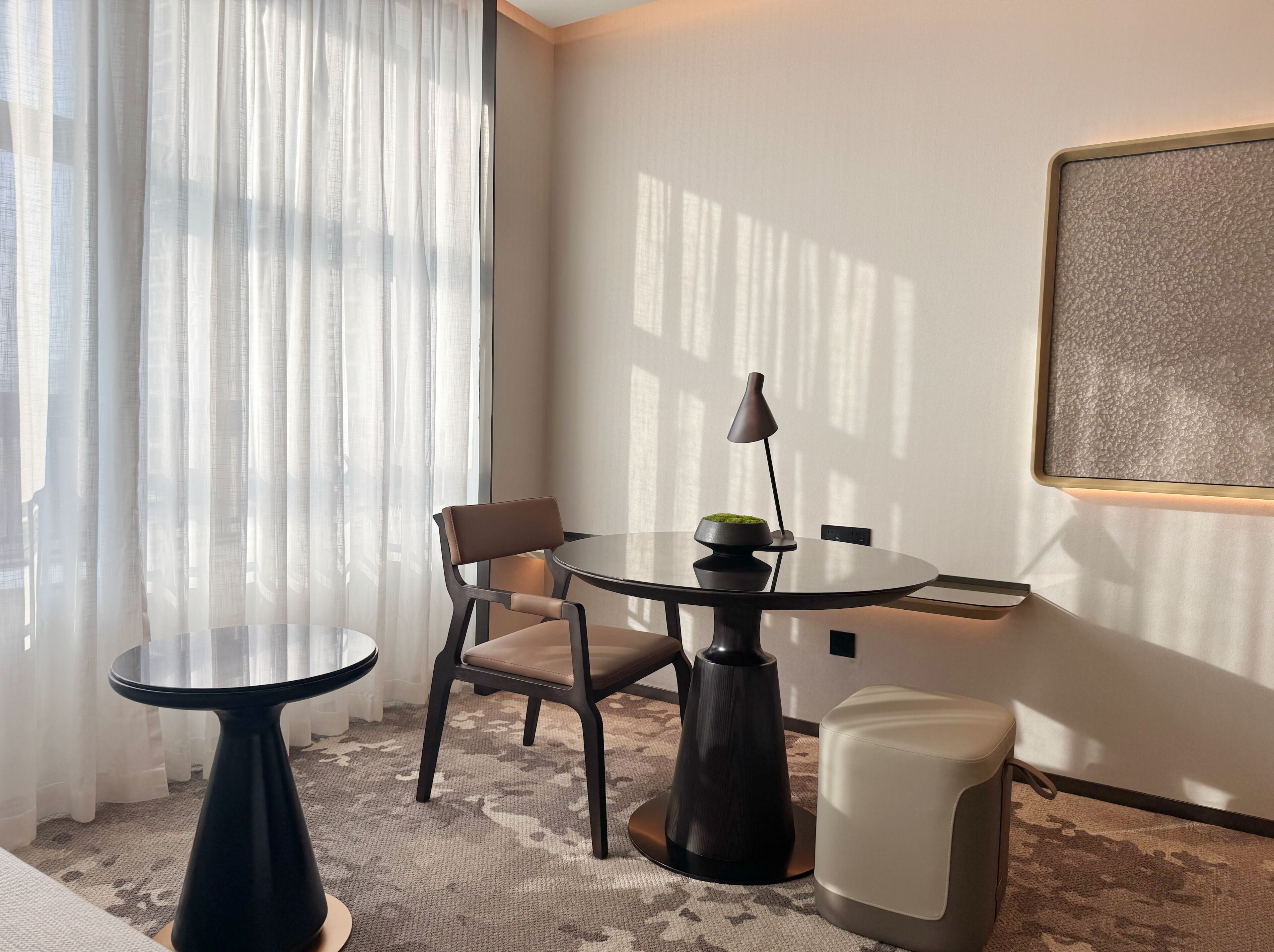 ห้องดีลักซ์ดับเบิลหรือทวิน | ตู้นิรภัยในห้องพัก, พื้นที่ทำงานแบบใช้แล็ปท็อป, ผ้าม่านกันแสง