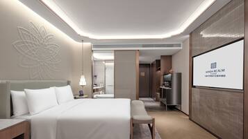 In-room safe, laptop workspace, blackout drapes, iron/ironing board