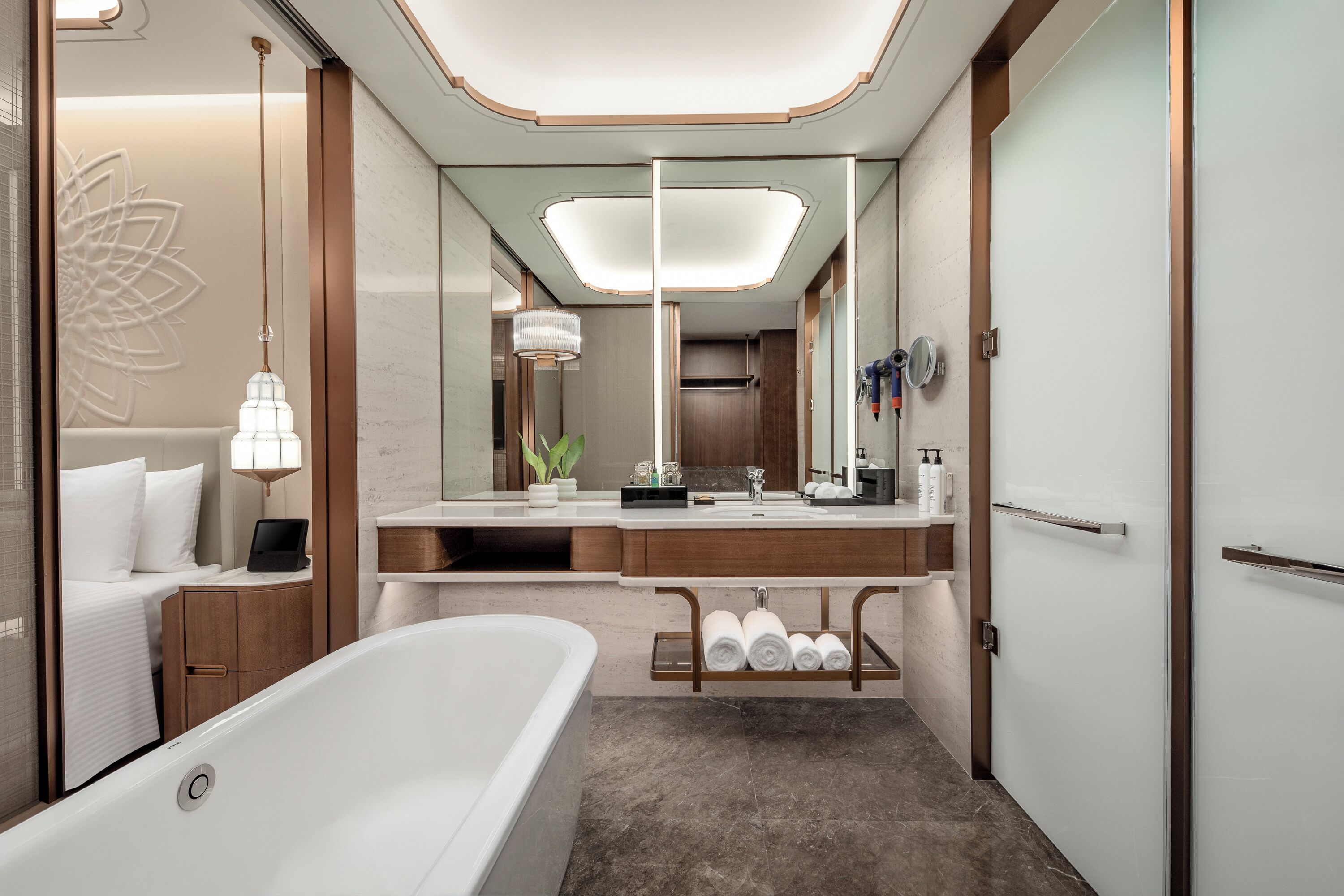 Un baño moderno con bañera, tocador con espejo y retrete.