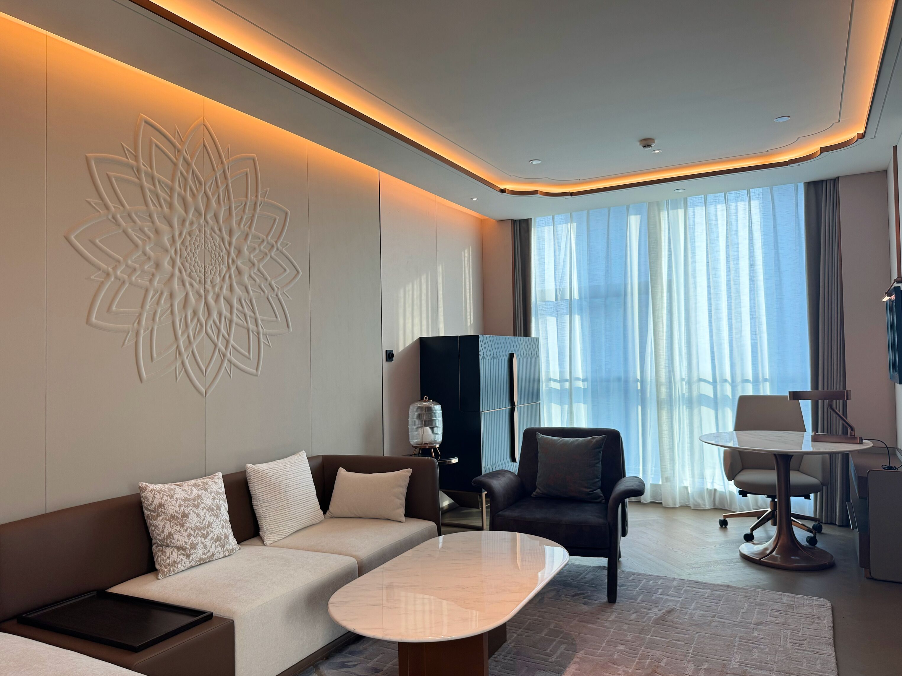 Safe på rommet, skrivebord for bærbar PC og blendingsgardiner