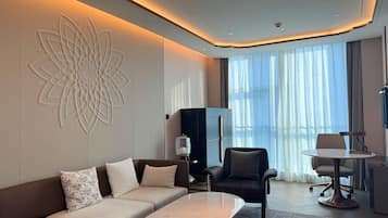 Safe på rommet, skrivebord for bærbar PC og blendingsgardiner